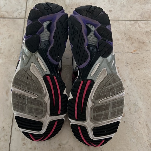 Mizuno Running Sneakers - Picture 2 of 6